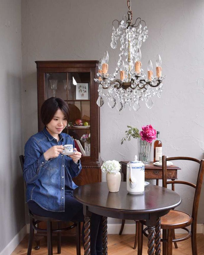 シャンデリア 照明・ライティング フランス輸入のアンティーク シャンデリア(6灯)(E17シャンデリア球付)。こんなシャンデリアの下だと、本を読んだりお茶する時間がワクワクしそうです!。(x-792-z)