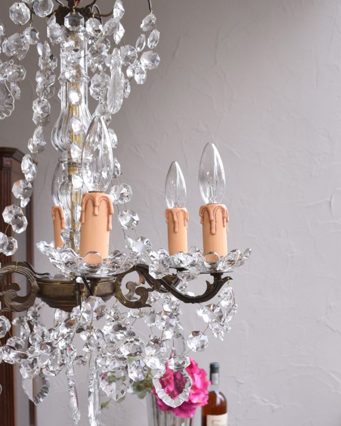 シャンデリア 照明・ライティング フランス輸入のアンティーク シャンデリア(6灯)(E17シャンデリア球付)。昼間は灯りをつけなくても、太陽の光でキラキラと輝きます。(x-792-z)