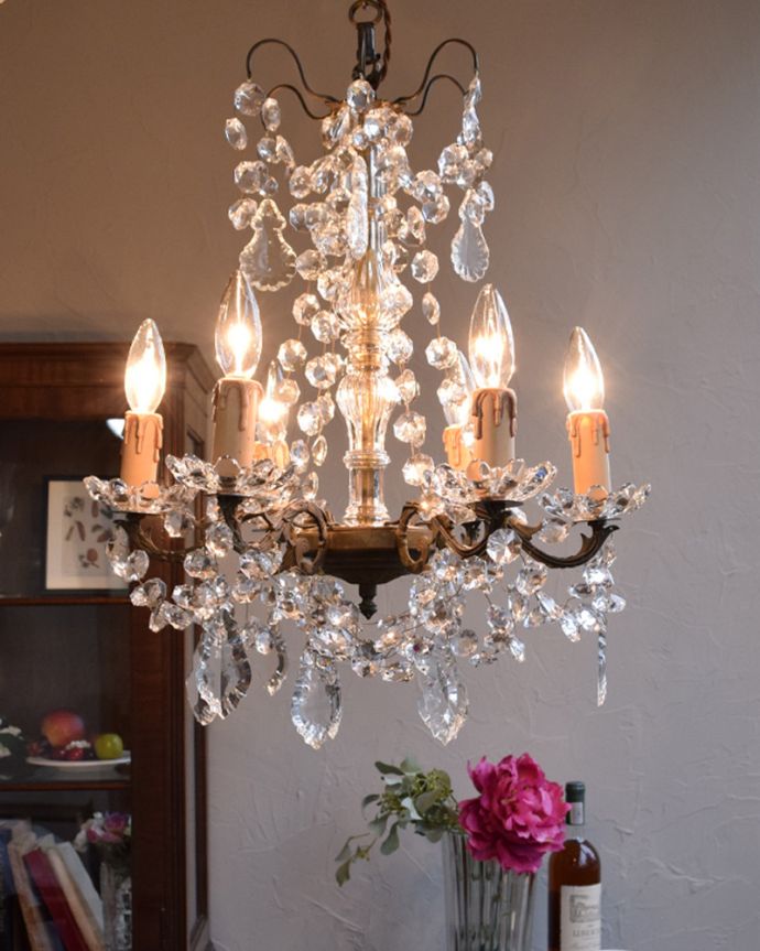 シャンデリア 照明・ライティング フランス輸入のアンティーク シャンデリア(6灯)(E17シャンデリア球付)。灯りが灯るとさらにゴージャスな雰囲気になります。(x-792-z)