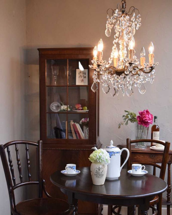 シャンデリア 照明・ライティング フランス輸入のアンティーク シャンデリア(6灯)(E17シャンデリア球付)。お部屋の主役になるほどの存在感です。(x-792-z)