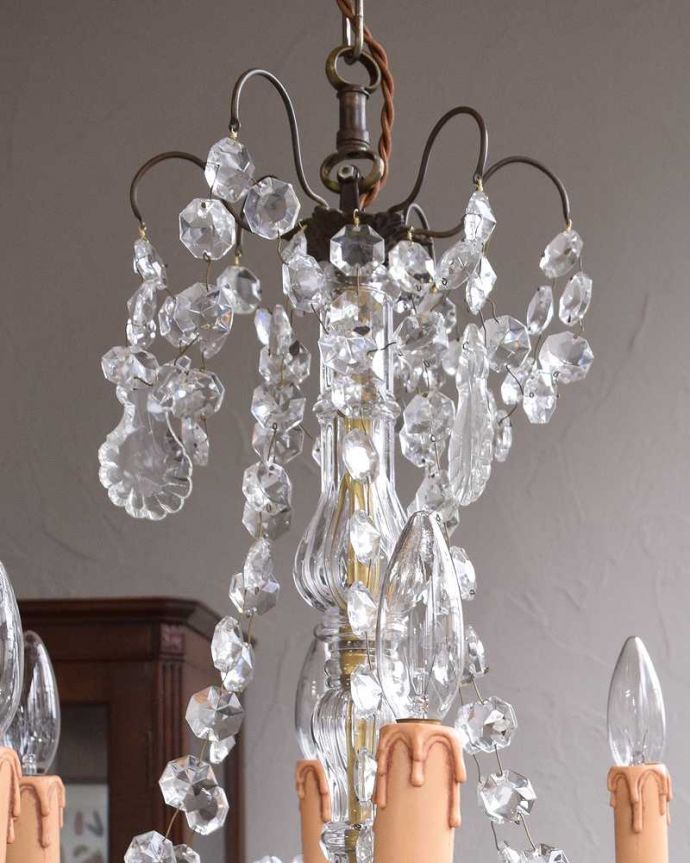 シャンデリア 照明・ライティング フランス輸入のアンティーク シャンデリア(6灯)(E17シャンデリア球付)。たっぷり付いたガラスのアクセサリーのゆらめきがロマンチックです。(x-792-z)