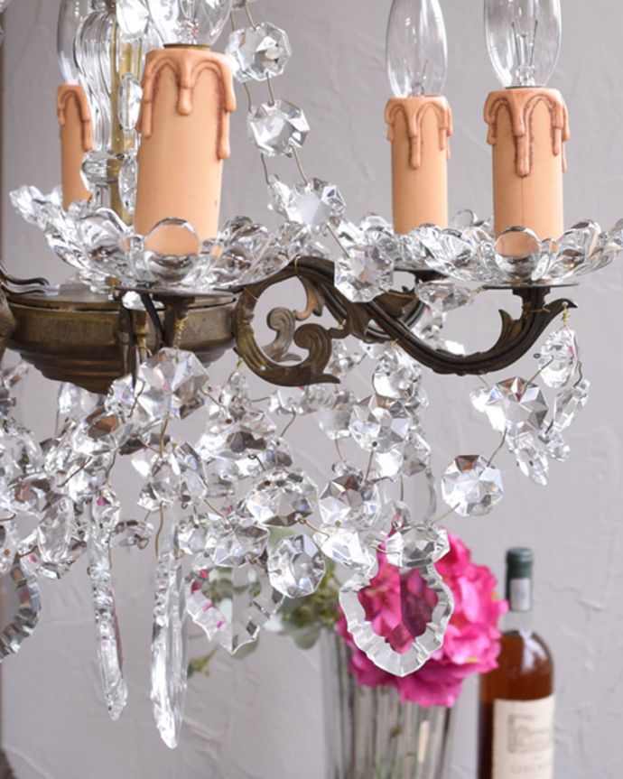 シャンデリア 照明・ライティング フランス輸入のアンティーク シャンデリア(6灯)(E17シャンデリア球付)。カットのガラスのビーズがキラキラキレイに輝きます。(x-792-z)