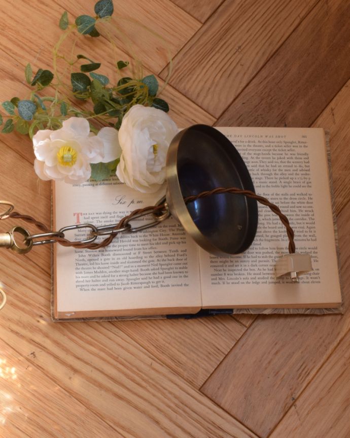 シャンデリア 照明・ライティング フランス輸入のアンティーク シャンデリア(6灯)(E17シャンデリア球付)。真鍮のカバー付きです。(x-792-z)