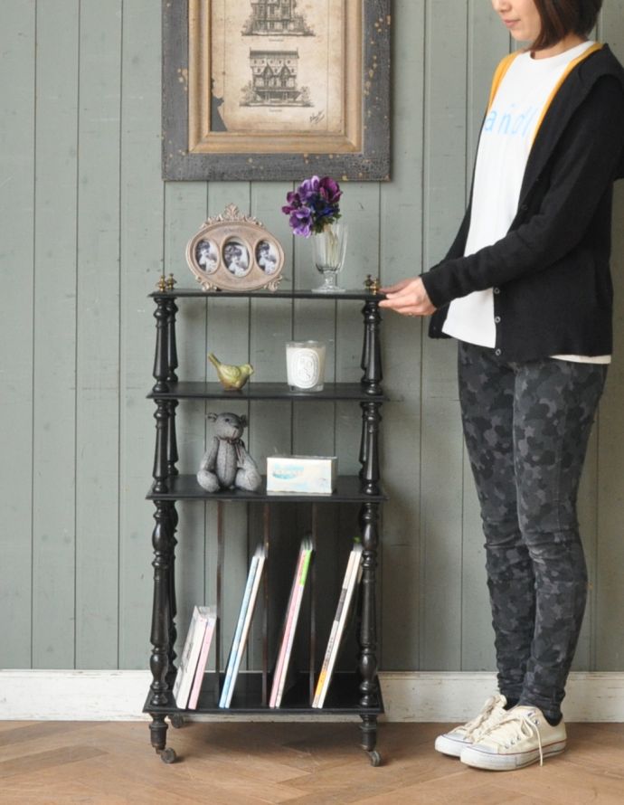 アンティークのキャビネット　アンティーク家具　フレンチスタイルのアンティーク家具、 美しい装飾のサイドキャビネット（オープンシェルフ）。そっと壁に付けて置くだけで、オシャレな雰囲気に。(x-794-f)