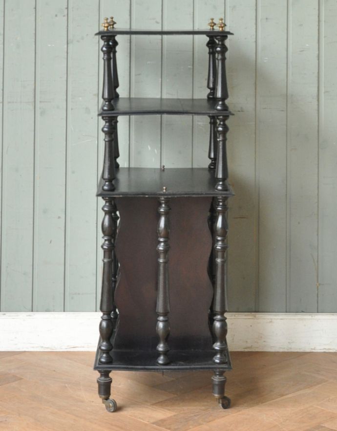 アンティークのキャビネット　アンティーク家具　フレンチスタイルのアンティーク家具、 美しい装飾のサイドキャビネット（オープンシェルフ）。横から見てもとっても可愛いですよ。(x-794-f)