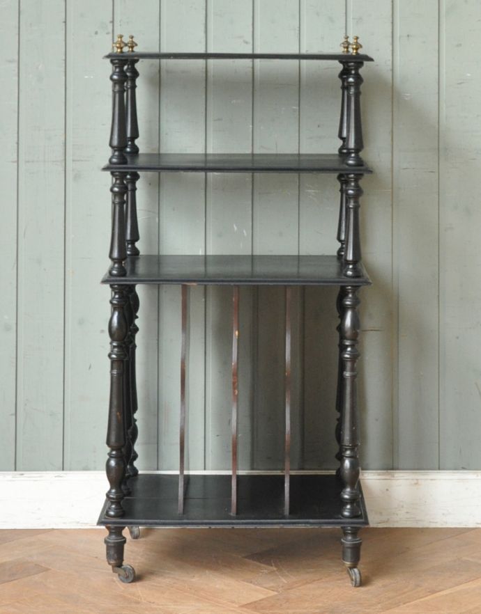 アンティークのキャビネット　アンティーク家具　フレンチスタイルのアンティーク家具、 美しい装飾のサイドキャビネット（オープンシェルフ）。デザインが凝っているので、どこから見ても絵になります。(x-794-f)