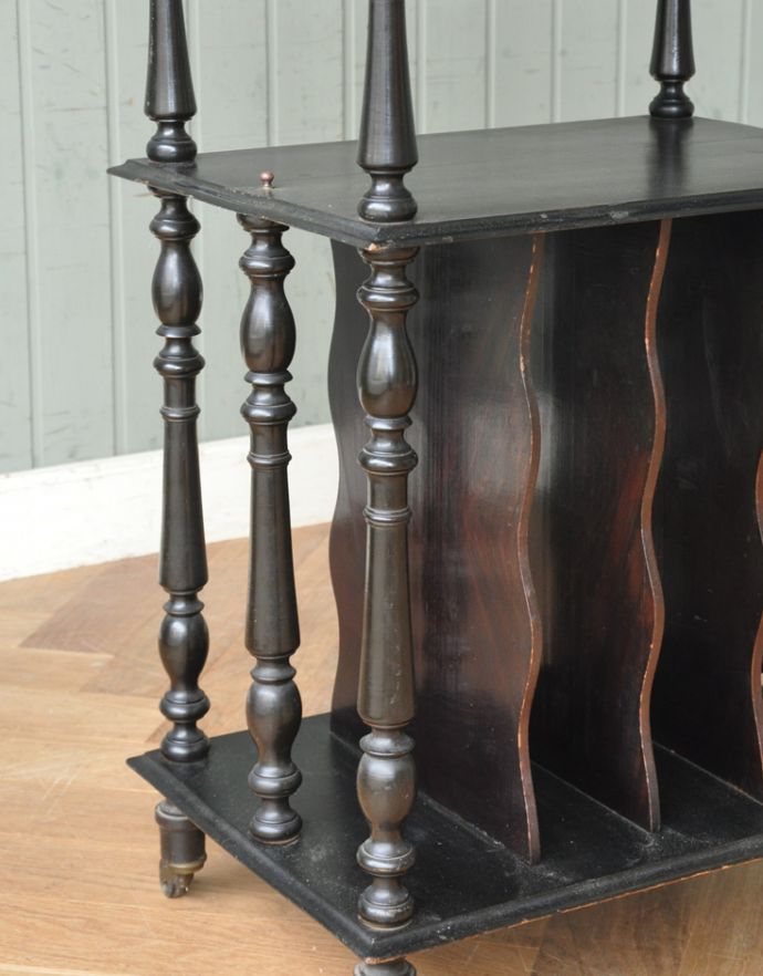 アンティークのキャビネット　アンティーク家具　フレンチスタイルのアンティーク家具、 美しい装飾のサイドキャビネット（オープンシェルフ）。１つ１つキレイな装飾には、思わずうっとりしてしまいます。(x-794-f)