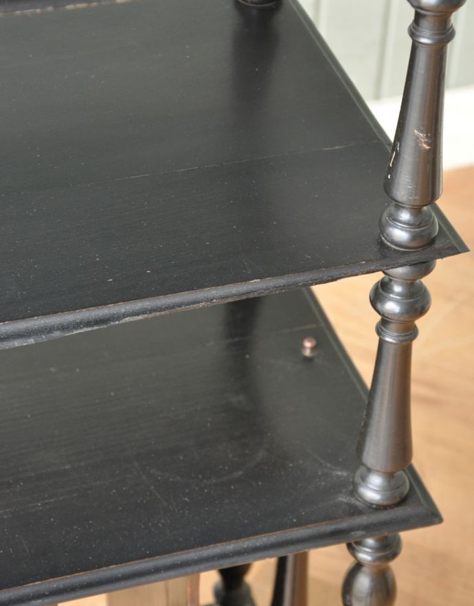 アンティークのキャビネット　アンティーク家具　フレンチスタイルのアンティーク家具、 美しい装飾のサイドキャビネット（オープンシェルフ）。アンティークは新品ではないので、経年変化によるキズはありますが、専門の職人によって目立たないようにキレイにお直しをしています。(x-794-f)