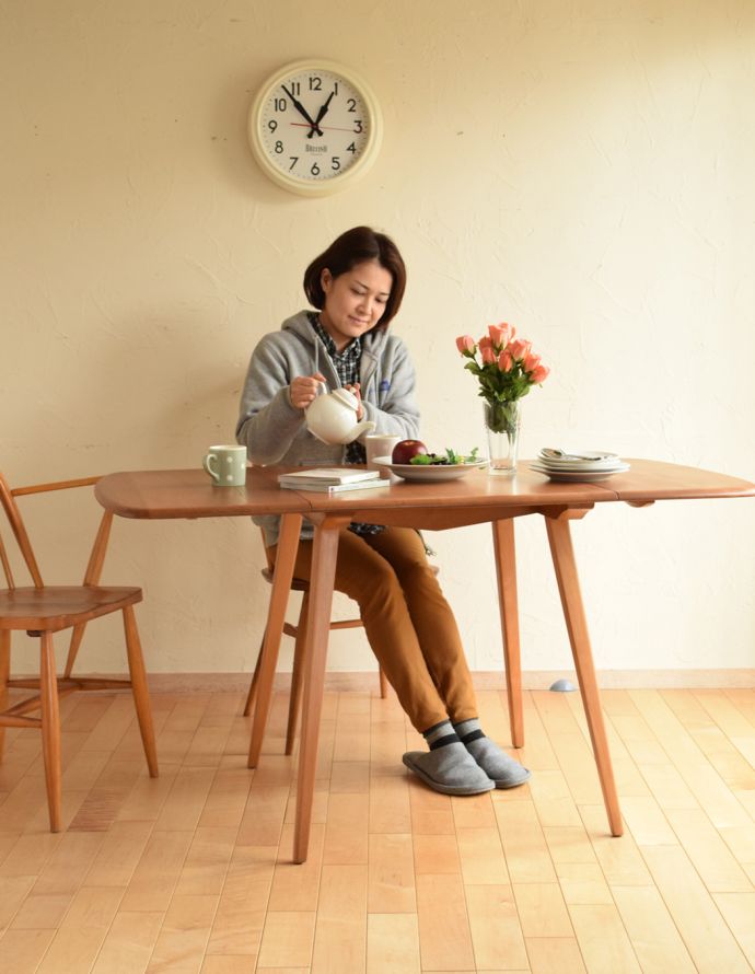 アーコールの家具　アンティーク家具　伸び縮みする便利なヴィンテージ家具、アーコール(ERCOL)のドロップリーフテーブル。大人気の丸いダイニングテーブル。(x-796-f)