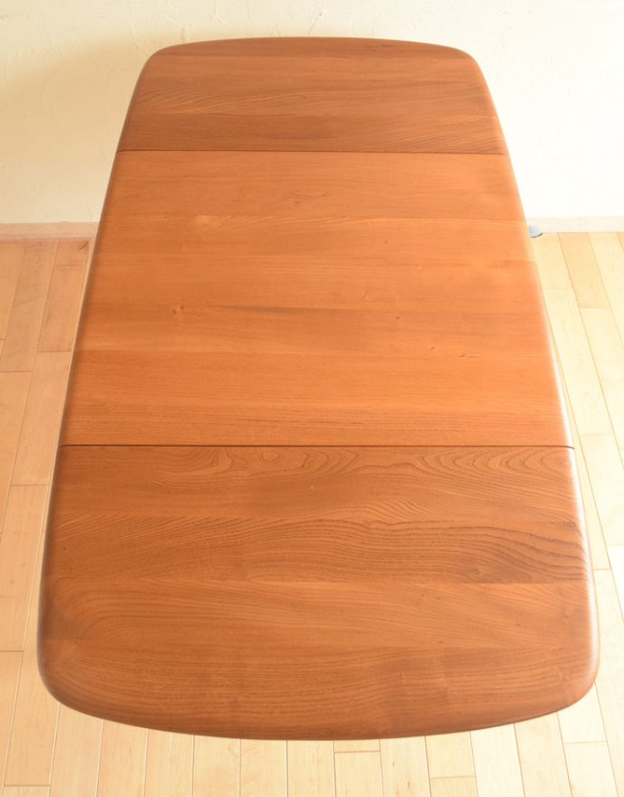 アーコールの家具　アンティーク家具　伸び縮みする便利なヴィンテージ家具、アーコール(ERCOL)のドロップリーフテーブル。丸くて可愛い天板。(x-796-f)