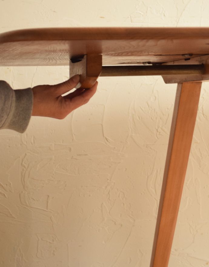 アーコールの家具　アンティーク家具　伸び縮みする便利なヴィンテージ家具、アーコール(ERCOL)のドロップリーフテーブル。広げるのはとっても簡単。(x-796-f)