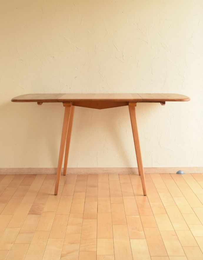 アーコールの家具　アンティーク家具　伸び縮みする便利なヴィンテージ家具、アーコール(ERCOL)のドロップリーフテーブル。正面からみるとこんな感じ。(x-796-f)