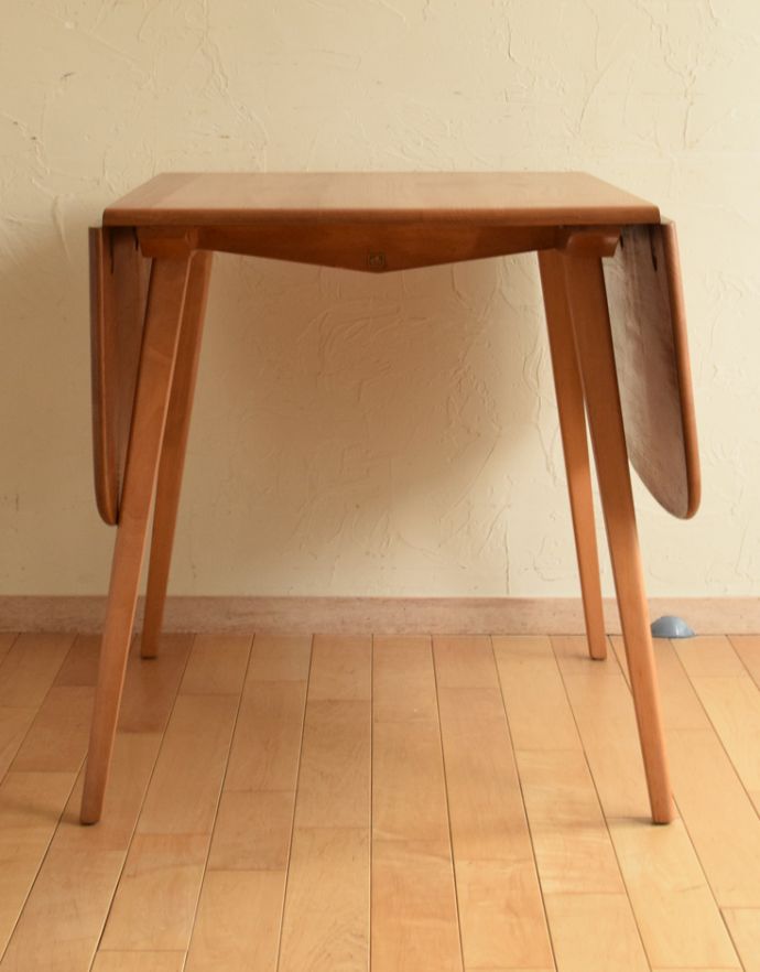 アーコールの家具　アンティーク家具　伸び縮みする便利なヴィンテージ家具、アーコール(ERCOL)のドロップリーフテーブル。パタンと閉じればコンパクトになるので、持ち運びもラクラク。(x-796-f)