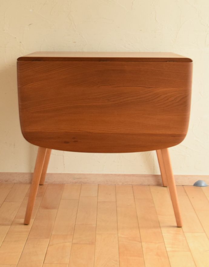 アーコールの家具　アンティーク家具　伸び縮みする便利なヴィンテージ家具、アーコール(ERCOL)のドロップリーフテーブル。使わないときは、たたんで壁につけておけば、お部屋が広く使えます。(x-796-f)