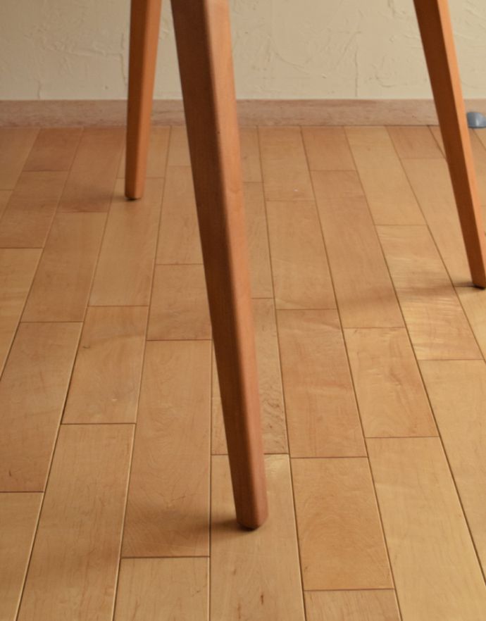 アーコールの家具　アンティーク家具　伸び縮みする便利なヴィンテージ家具、アーコール(ERCOL)のドロップリーフテーブル。アーコールらしい美しくスマートな脚。(x-796-f)