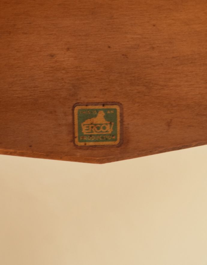 アーコールの家具　アンティーク家具　伸び縮みする便利なヴィンテージ家具、アーコール(ERCOL)のドロップリーフテーブル。アーコール社のタグが残っていました。(x-796-f)