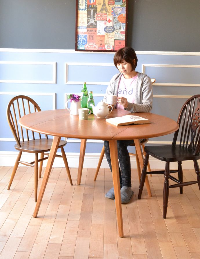 アーコールの家具　アンティーク家具　北欧テイストのアンティーク家具、丸い形のアーコールドロップリーフテーブル(ERCOL)。大人気の丸いダイニングテーブル。(x-797-f)