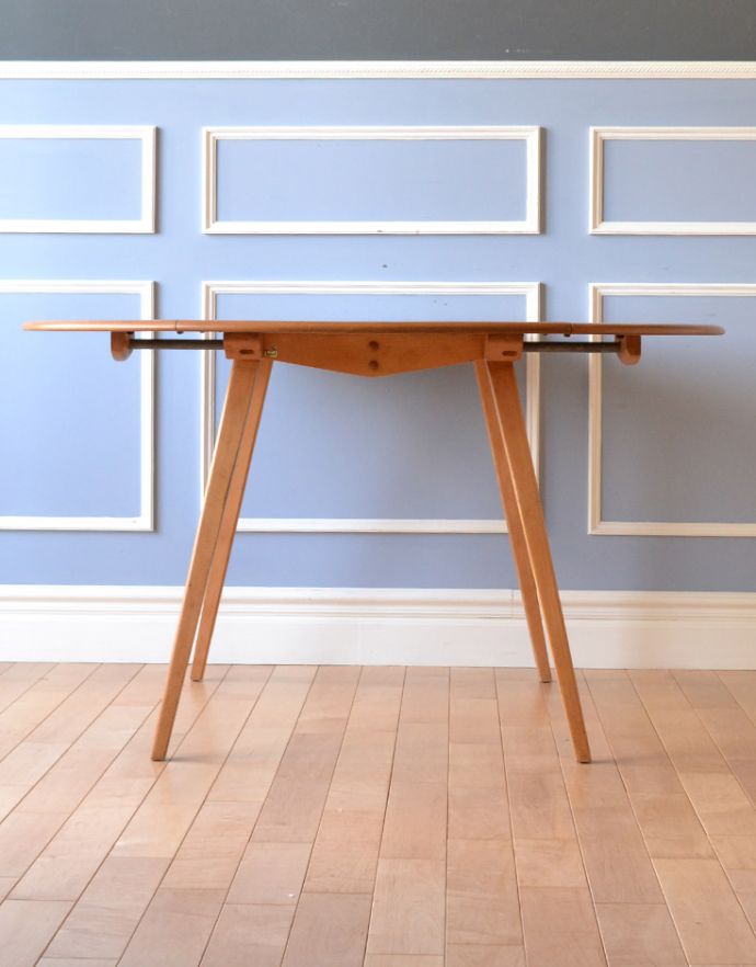 アーコールの家具　アンティーク家具　北欧テイストのアンティーク家具、丸い形のアーコールドロップリーフテーブル(ERCOL)。キレイな状態なので大切に使われていたことが分かります。(x-797-f)