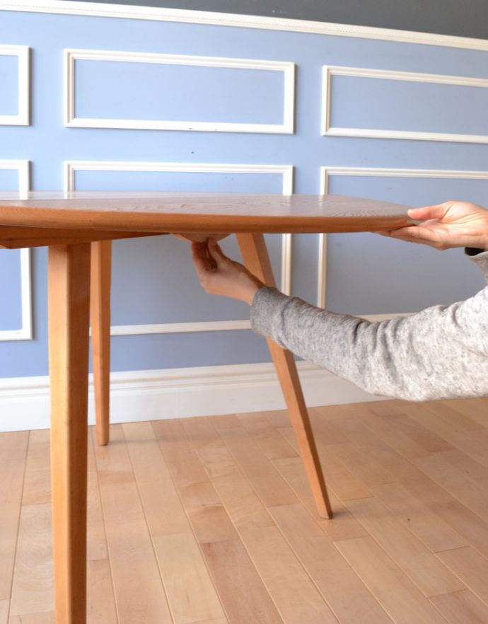 アーコールの家具　アンティーク家具　北欧テイストのアンティーク家具、丸い形のアーコールドロップリーフテーブル(ERCOL)。広げるのはとっても簡単。(x-797-f)