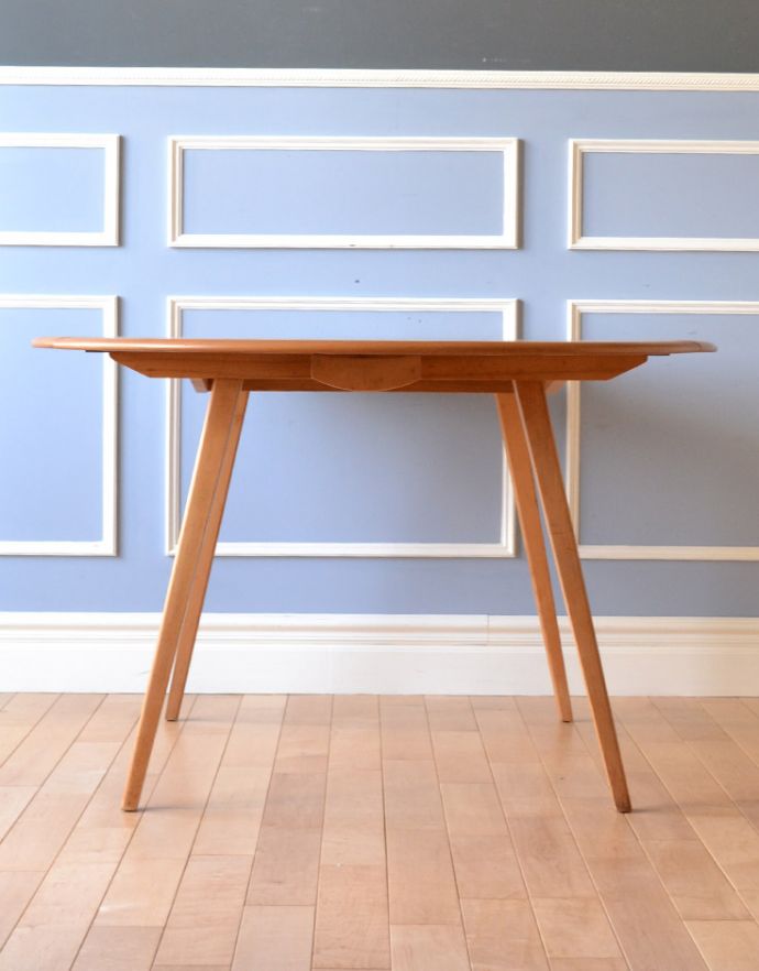 アーコールの家具　アンティーク家具　北欧テイストのアンティーク家具、丸い形のアーコールドロップリーフテーブル(ERCOL)。片側だけ閉じれば、壁につけてデスクとしても使えます。(x-797-f)