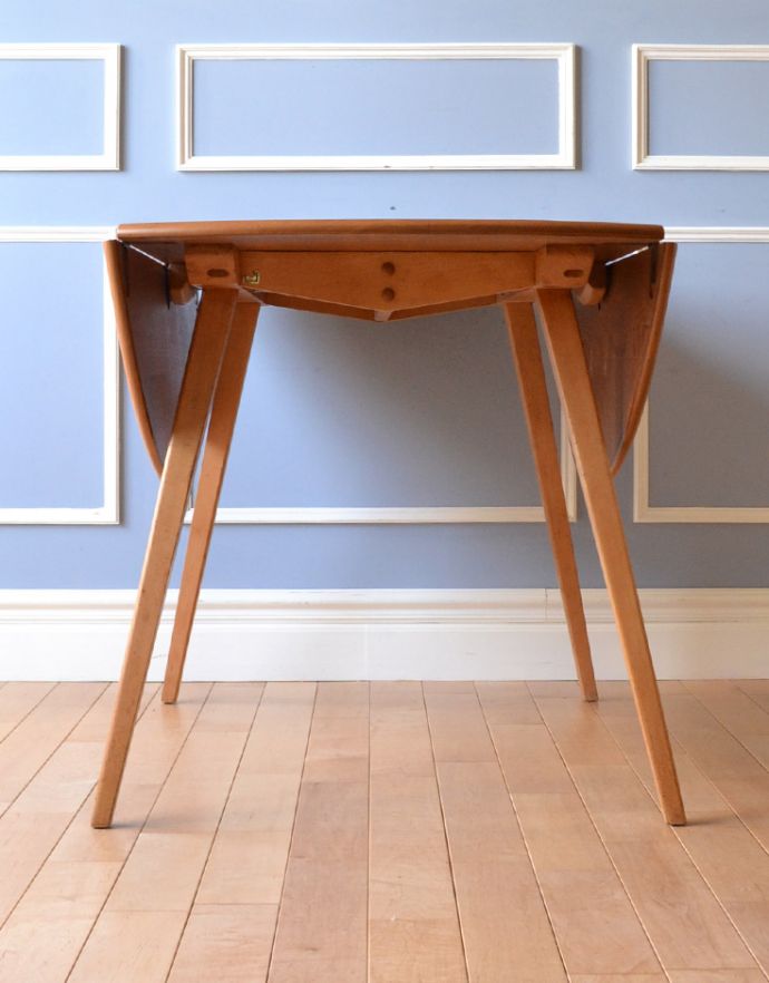 アーコールの家具　アンティーク家具　北欧テイストのアンティーク家具、丸い形のアーコールドロップリーフテーブル(ERCOL)。使わないときは、たたんで壁につけておけば、お部屋が広く使えます。(x-797-f)