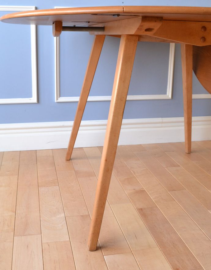 アーコールの家具　アンティーク家具　北欧テイストのアンティーク家具、丸い形のアーコールドロップリーフテーブル(ERCOL)。アーコールらしいスマートな脚。(x-797-f)