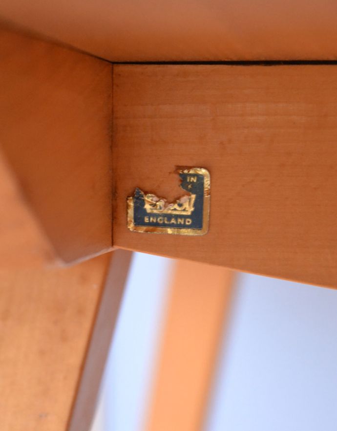 アーコールの家具　アンティーク家具　北欧テイストのアンティーク家具、丸い形のアーコールドロップリーフテーブル(ERCOL)。アーコールのタグが残っています。(x-797-f)