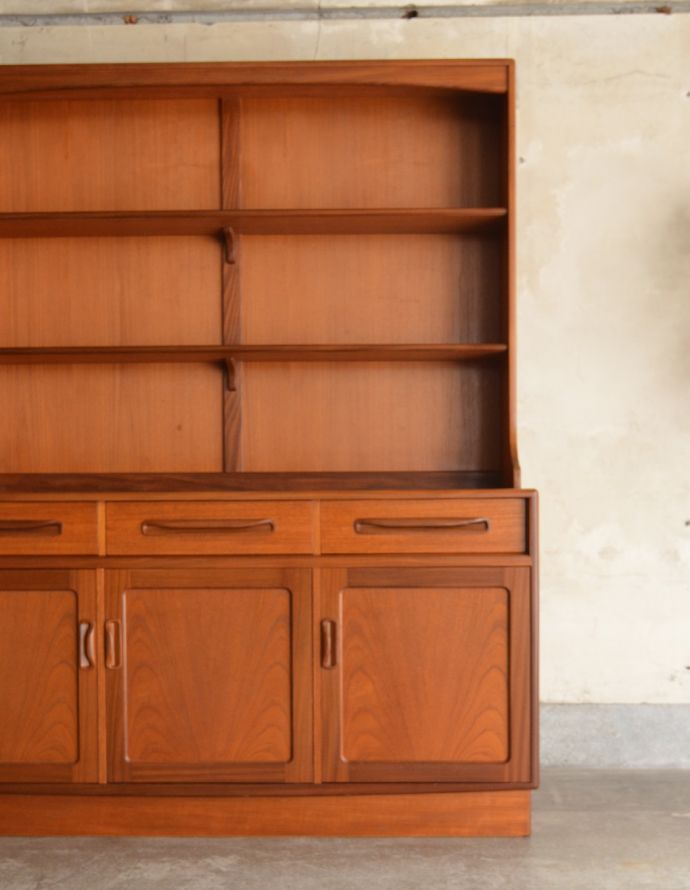 G-PLAN(Gプラン)　アンティーク家具　食器から本まで収納できるヴィンテージのカップボード（G-PLAN）。見せたくないものは下の扉の奥にしまえます。(x-799-f)