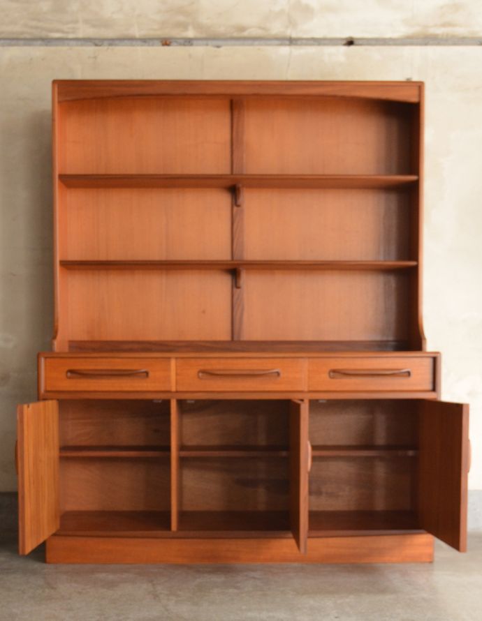 G-PLAN(Gプラン)　アンティーク家具　食器から本まで収納できるヴィンテージのカップボード（G-PLAN）。扉の奥までたっぷり収納できます。(x-799-f)