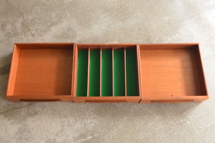 G-PLAN(Gプラン)　アンティーク家具　食器から本まで収納できるヴィンテージのカップボード（G-PLAN）。引き出しがあるので細かいものもしまえます。(x-799-f)