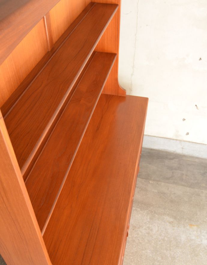 G-PLAN(Gプラン)　アンティーク家具　食器から本まで収納できるヴィンテージのカップボード（G-PLAN）。天板もそれぞれキレイに塗装を仕上げました。(x-799-f)