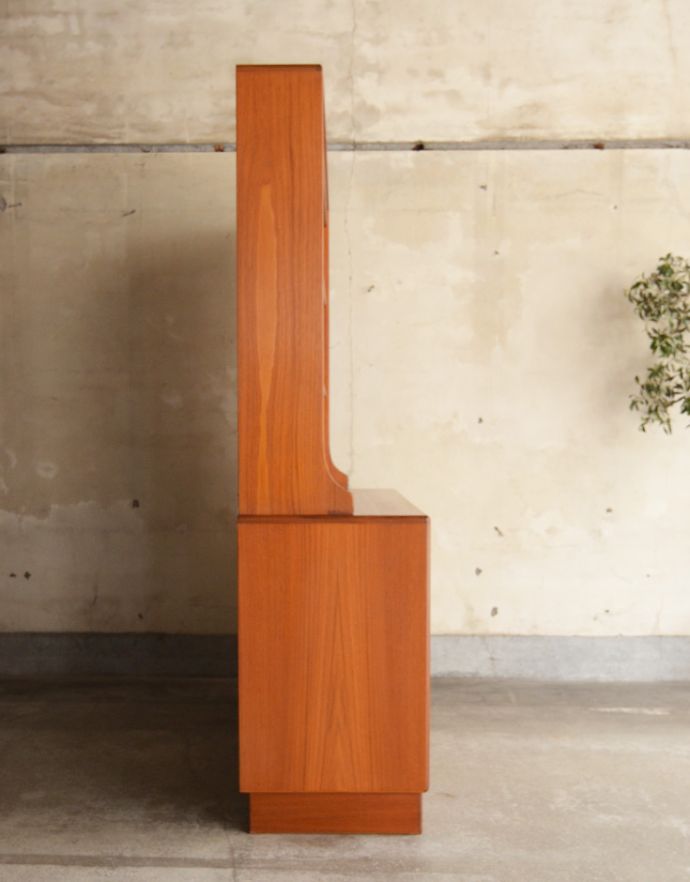 G-PLAN(Gプラン)　アンティーク家具　食器から本まで収納できるヴィンテージのカップボード（G-PLAN）。サイドから見てもキレイな状態です。(x-799-f)