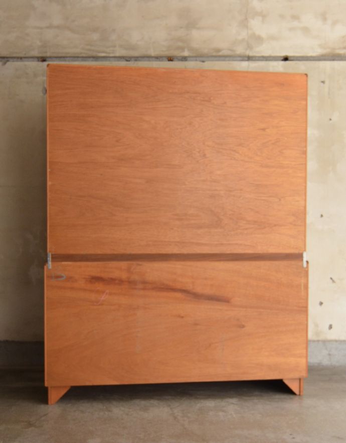 G-PLAN(Gプラン)　アンティーク家具　食器から本まで収納できるヴィンテージのカップボード（G-PLAN）。きちんとメンテナンスしてあるので、裏側もキレイです。(x-799-f)