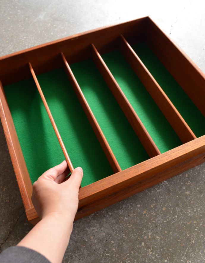 G-PLAN(Gプラン)　アンティーク家具　食器から本まで収納できるヴィンテージのカップボード（G-PLAN）。引き出し内にある仕切り板は、取り外しできます。(x-799-f)