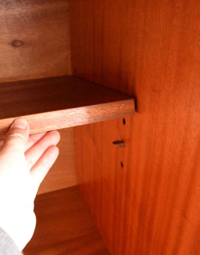 G-PLAN(Gプラン)　アンティーク家具　食器から本まで収納できるヴィンテージのカップボード（G-PLAN）。棚板が付いているのできちんと整理整頓ができます。(x-799-f)