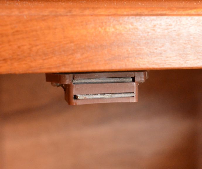 G-PLAN(Gプラン)　アンティーク家具　食器から本まで収納できるヴィンテージのカップボード（G-PLAN）。扉にはマグネットが付いているので、開け閉めがスムーズです。(x-799-f)