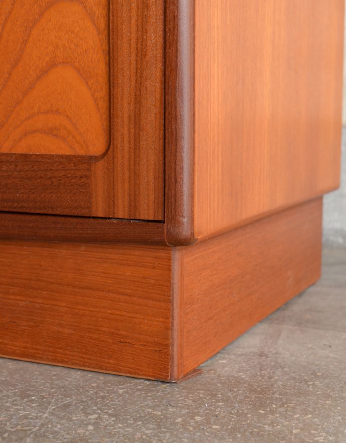 G-PLAN(Gプラン)　アンティーク家具　食器から本まで収納できるヴィンテージのカップボード（G-PLAN）。きちんと支えます。(x-799-f)