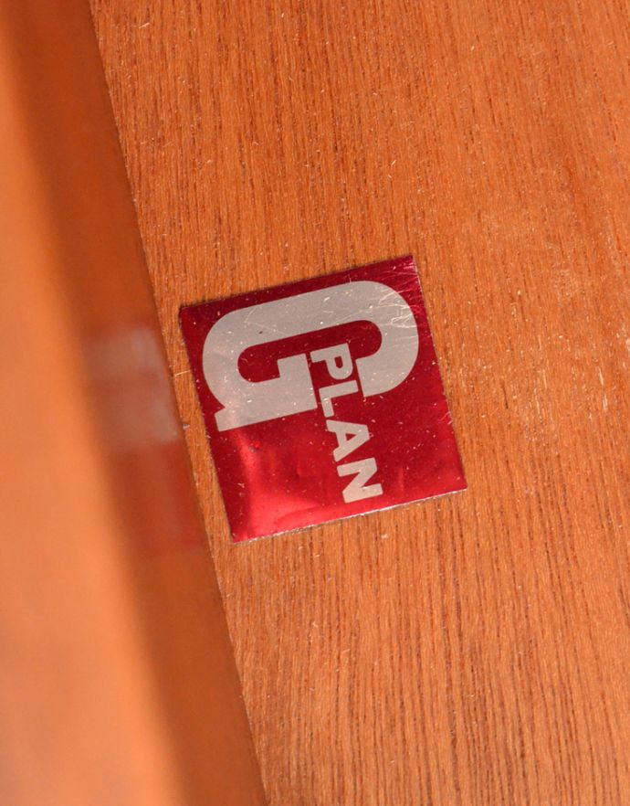 G-PLAN(Gプラン)　アンティーク家具　食器から本まで収納できるヴィンテージのカップボード（G-PLAN）。「G-PLAN」のロゴステッカーが付いていました。(x-799-f)