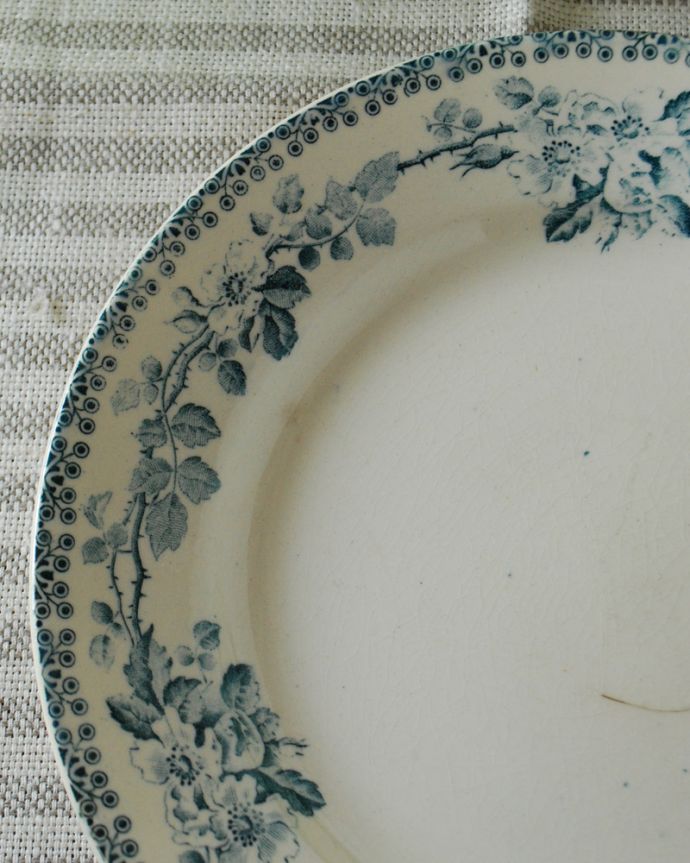 アンティーク 陶磁器の雑貨　アンティーク雑貨　野薔薇が美しいアンティーク食器、フランスで見つけたディッシュプレート（22cm）。上品な色でお花が描かれています。(x-799-z)