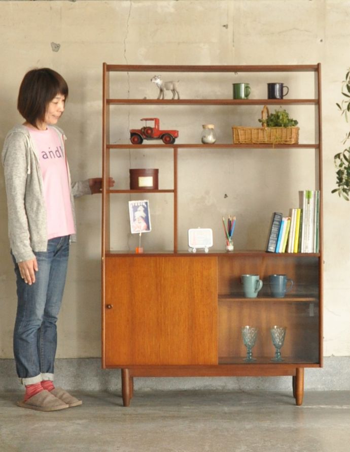 アンティークのキャビネット　アンティーク家具　本棚や飾り棚に使えるヴィンテージ家具、引き戸付きのキャビネット（ディバイダー）。リビングの電話台にもオススメです。(x-800-f)