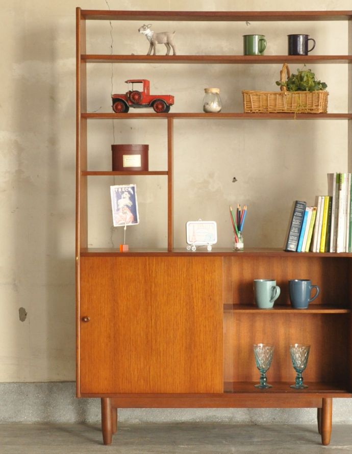 アンティークのキャビネット　アンティーク家具　本棚や飾り棚に使えるヴィンテージ家具、引き戸付きのキャビネット（ディバイダー）。扉の奥はたっぷり収納。(x-800-f)