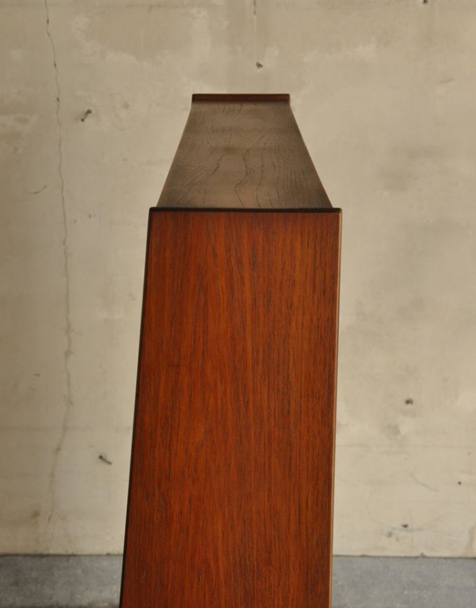 アンティークのキャビネット　アンティーク家具　本棚や飾り棚に使えるヴィンテージ家具、引き戸付きのキャビネット（ディバイダー）。天板もキレイな状態で仕上げてあります。(x-800-f)