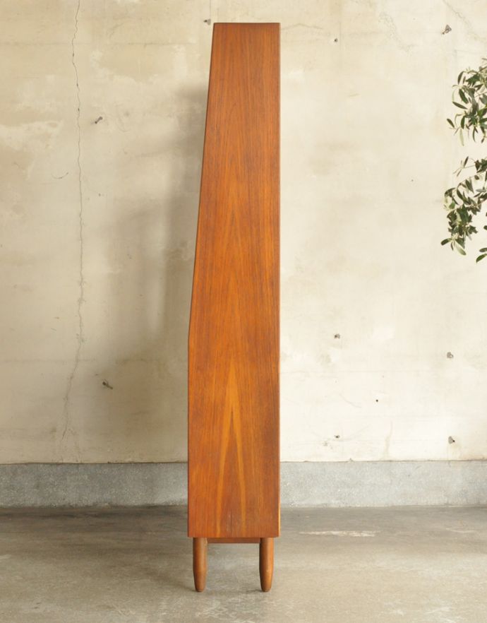 アンティークのキャビネット　アンティーク家具　本棚や飾り棚に使えるヴィンテージ家具、引き戸付きのキャビネット（ディバイダー）。サイドから見てもキレイな状態です。(x-800-f)