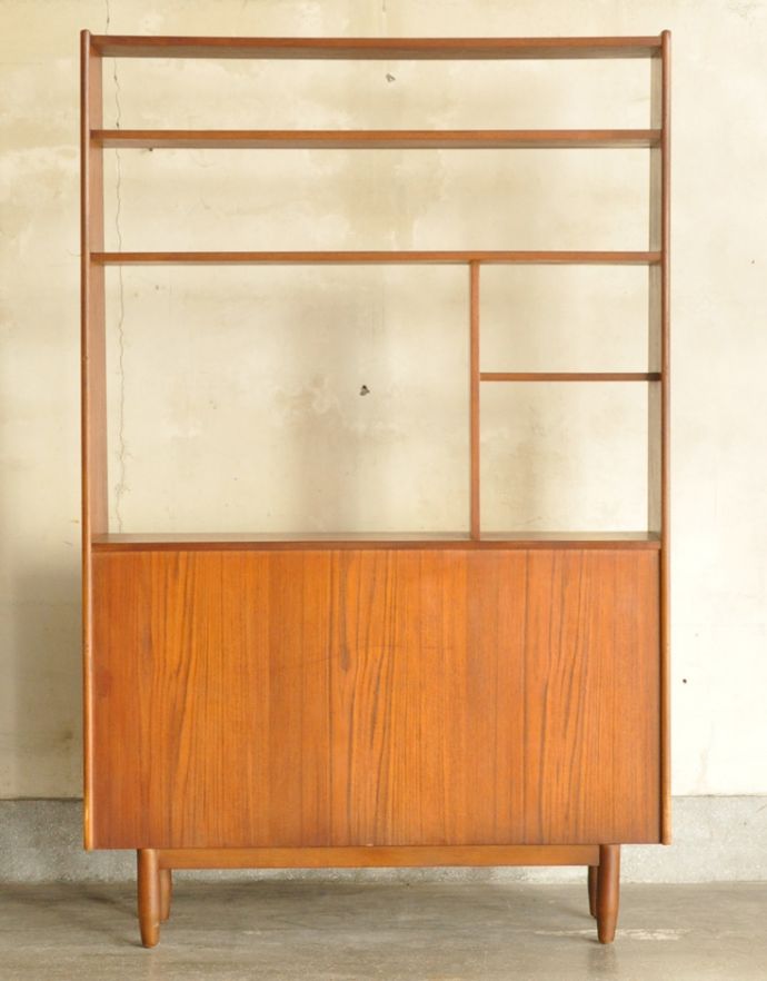 アンティークのキャビネット　アンティーク家具　本棚や飾り棚に使えるヴィンテージ家具、引き戸付きのキャビネット（ディバイダー）。キチンとメンテナンスしてあるので、裏側もキレイです。(x-800-f)