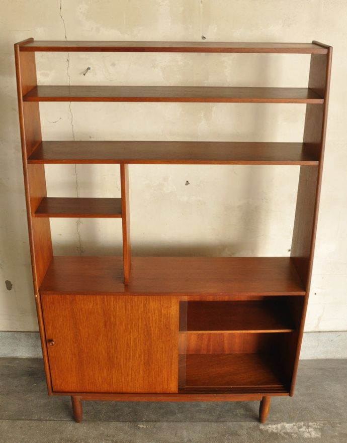 アンティークのキャビネット　アンティーク家具　本棚や飾り棚に使えるヴィンテージ家具、引き戸付きのキャビネット（ディバイダー）。棚もキレイな状態でお届けします。(x-800-f)