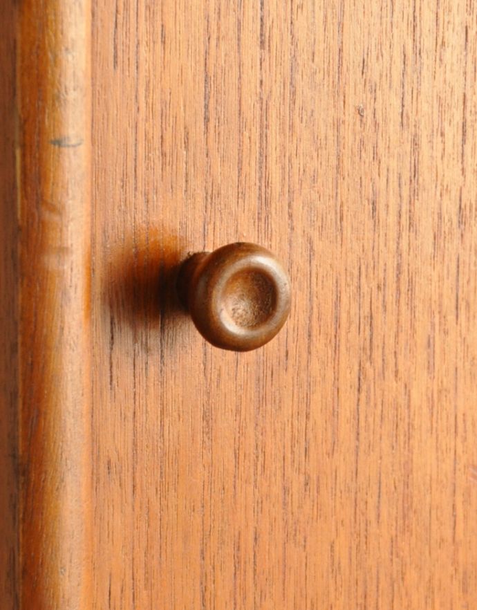 アンティークのキャビネット　アンティーク家具　本棚や飾り棚に使えるヴィンテージ家具、引き戸付きのキャビネット（ディバイダー）。開閉しやすい形の取っ手です。(x-800-f)