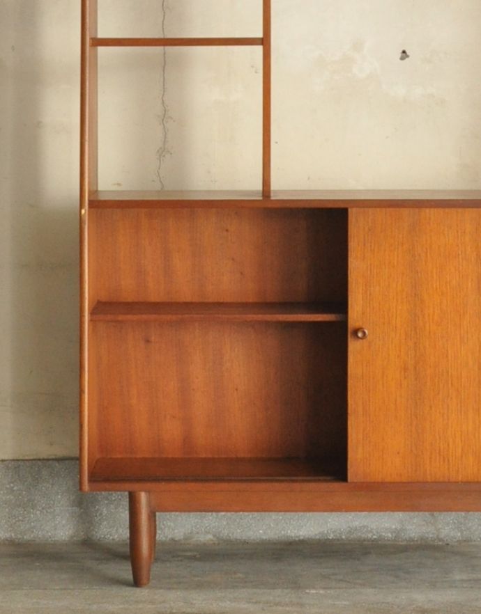 アンティークのキャビネット　アンティーク家具　本棚や飾り棚に使えるヴィンテージ家具、引き戸付きのキャビネット（ディバイダー）。扉の中も、ボディと同じチーク材の色味で統一されています。(x-800-f)