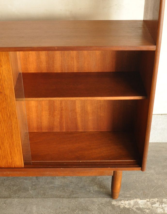 アンティークのキャビネット　アンティーク家具　本棚や飾り棚に使えるヴィンテージ家具、引き戸付きのキャビネット（ディバイダー）。扉の中もキレイにお手入れしています。(x-800-f)