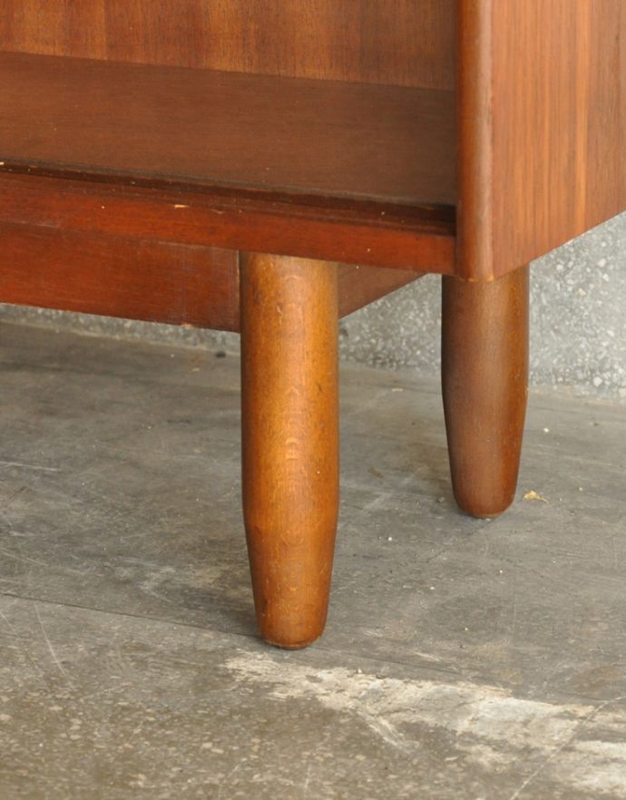 アンティークのキャビネット　アンティーク家具　本棚や飾り棚に使えるヴィンテージ家具、引き戸付きのキャビネット（ディバイダー）。しっかりとした安定感があります。(x-800-f)