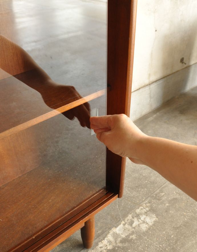 アンティークのキャビネット　アンティーク家具　本棚や飾り棚に使えるヴィンテージ家具、引き戸付きのキャビネット（ディバイダー）。ガラスの引き戸は、彫り取っ手になっています。(x-800-f)